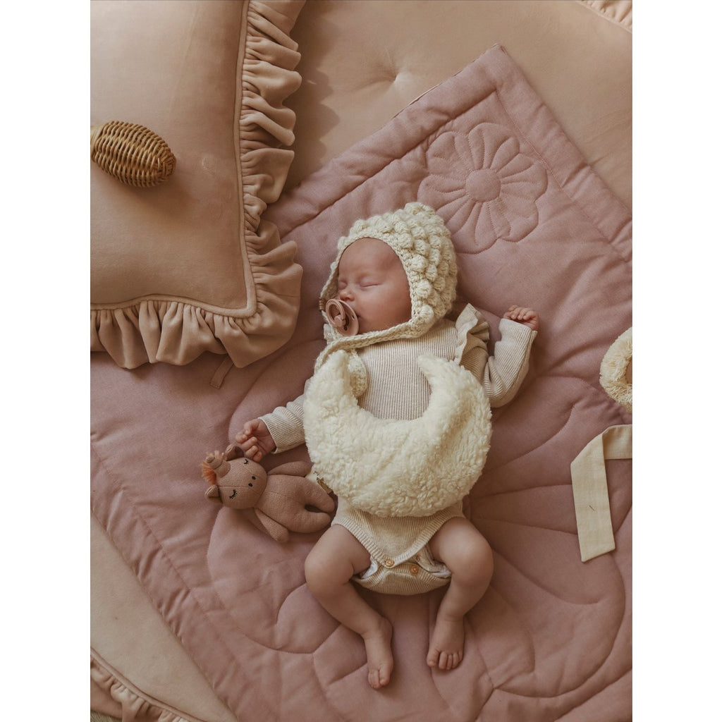 Zacht fluwelen kussen met ruche “Latte”