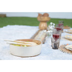 Saladier en witte salade en mangosalade bestek