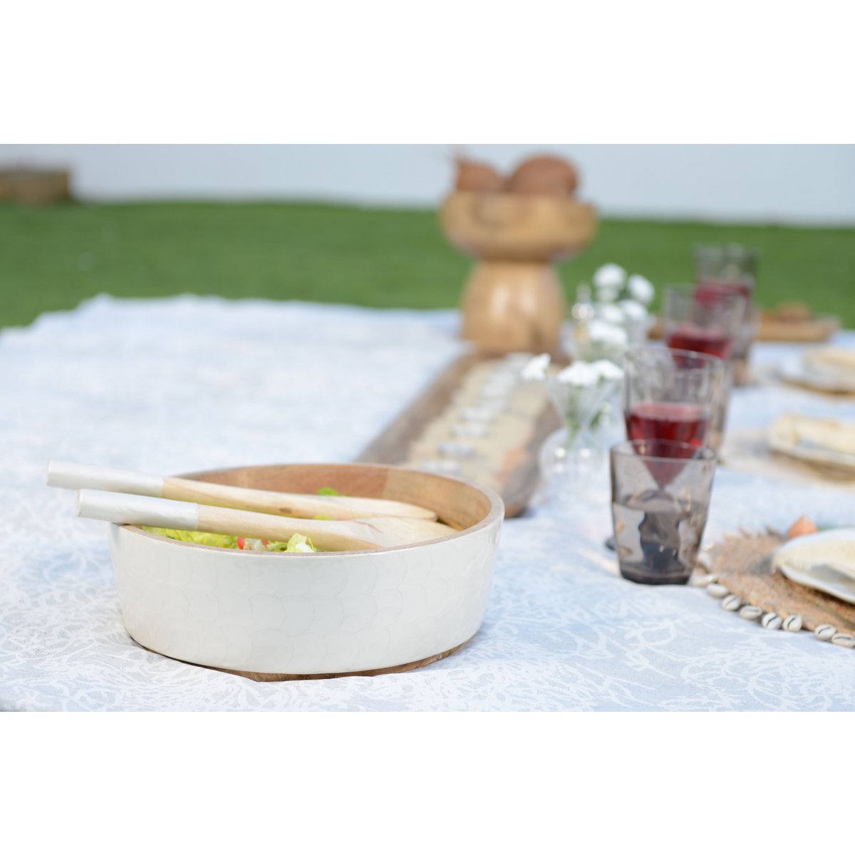 Saladier en witte salade en mangosalade bestek