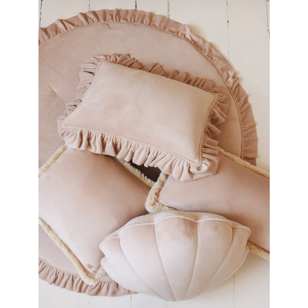 Zacht fluwelen kussen met ruche “Latte”