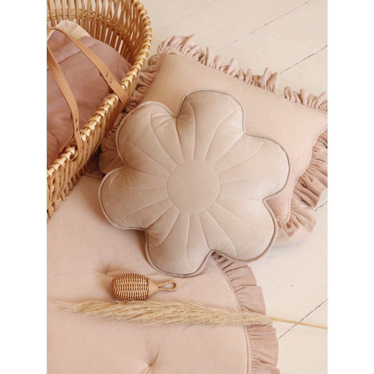 Zacht fluwelen kussen met ruche “Latte”