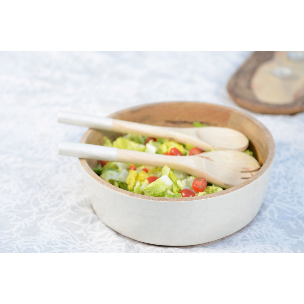 Saladier en witte salade en mangosalade bestek